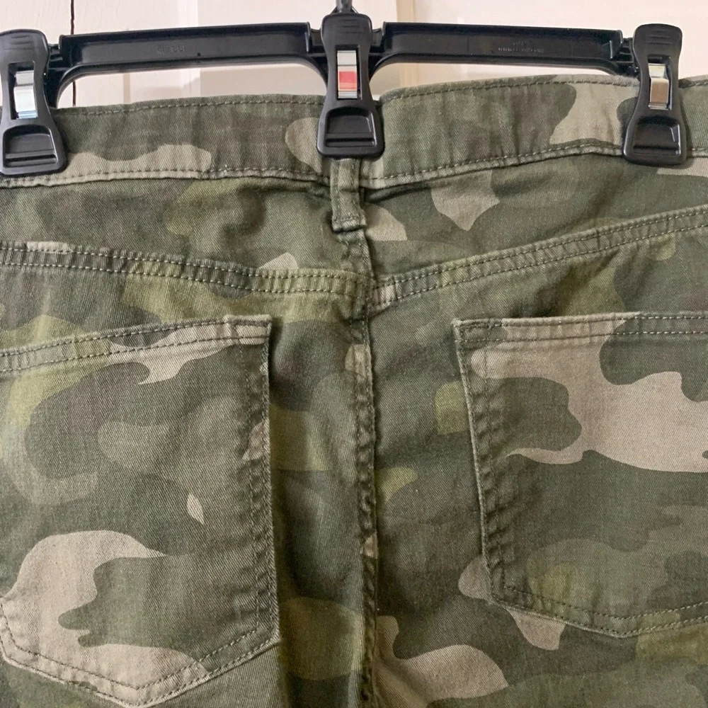 Old Navy boys Green Camouflage Pants